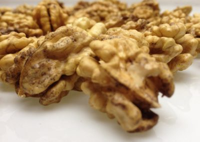 Die Walnusskerne warten auf ihre goldene Veredelung ...